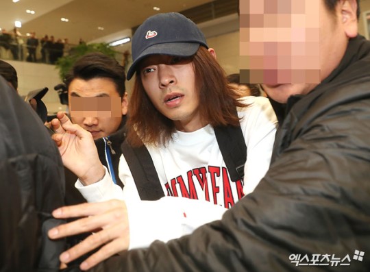 2019年3月，郑俊英回国，遭记者围堵。